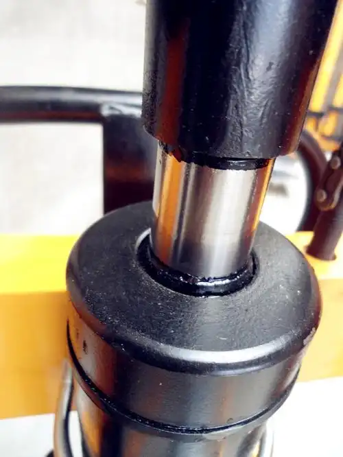 कौन से संकेत दर्शाते हैं कि हाइड्रोलिक सिलेंडर को रखरखाव की आवश्यकता है?